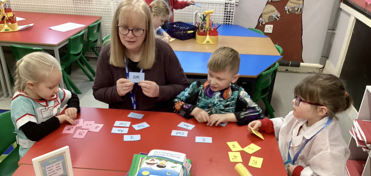 HorwichParishCE's tweet image. Reception are getting ready for World Science Day 🔬🧬🥼👩‍🔬🧑‍🔬🧪#HPYR #WorldScienceDay