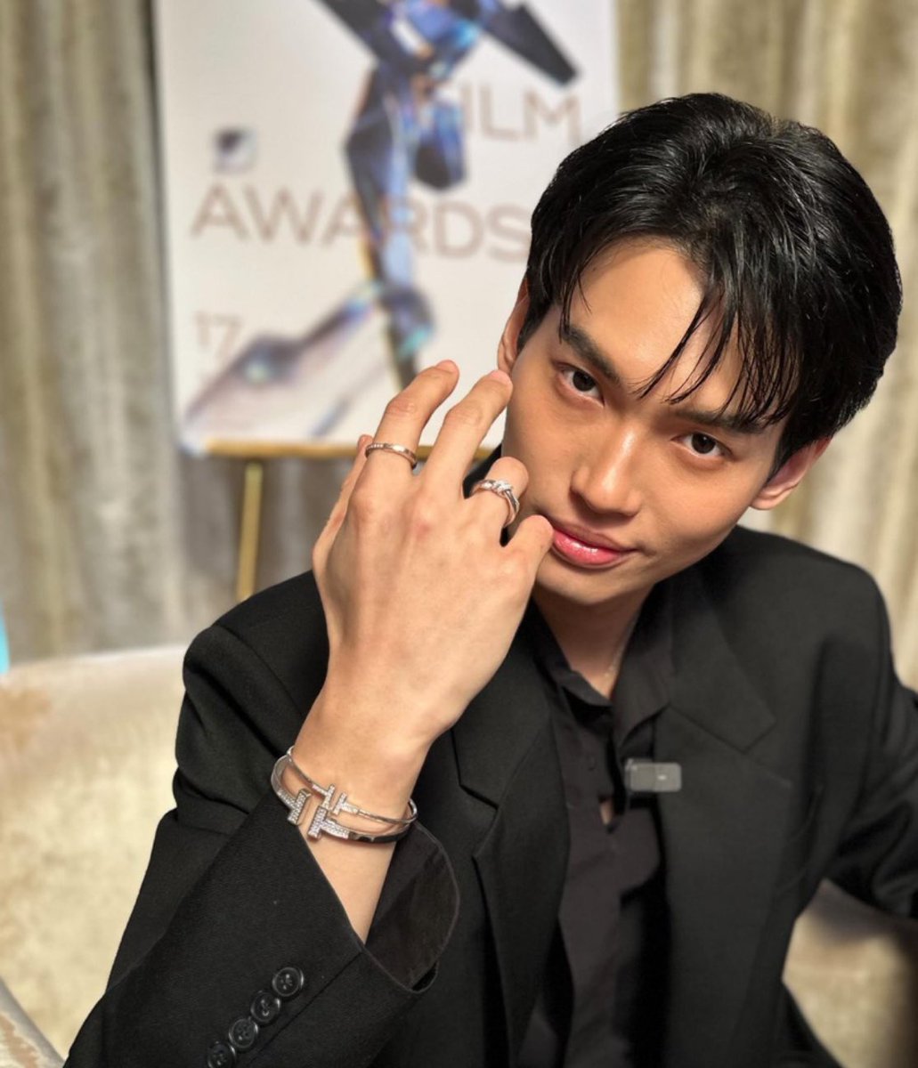 Mr.Tiffany Win Metawin 😳🫠✨✨🔥 @TiffanyAndCo House Ambassador showing with his luxury jewellery 🤩🔥 Best HA promote well as much as he can 🤩 #TiffanyandCo great choice 👏🏻 WIN FIRST PREMIERE #UPSWorldPremiereAtAFA #UnderParallelSkies #winmetawin