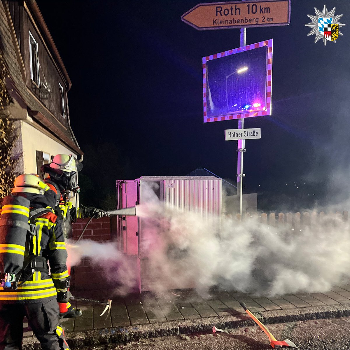 PolizeiMFR's tweet photo. Bereits am Mittwochabend (06.03.2024) setzte ein bislang unbekannter Täter einen Schaltkasten in #Abenberg (Lkrs. Roth) in Brand. Die Kriminalpolizei Schwabach ermittelt und bittet um Zeugenhinweise.
https://t.co/XD5ysqqakS https://t.co/FiCRtbe0vn