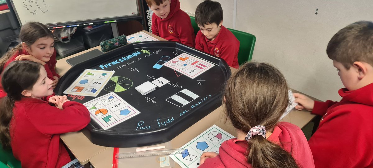 Disgyblion dosbarth Y Graig yn mwynhau adeiladu ar eu dealltwriaeth o ffracsiynau drwy chwarae gêm ffracsiynau yn ystod yr heriau annibynnol bore 'ma. 

🌟🌟🌟