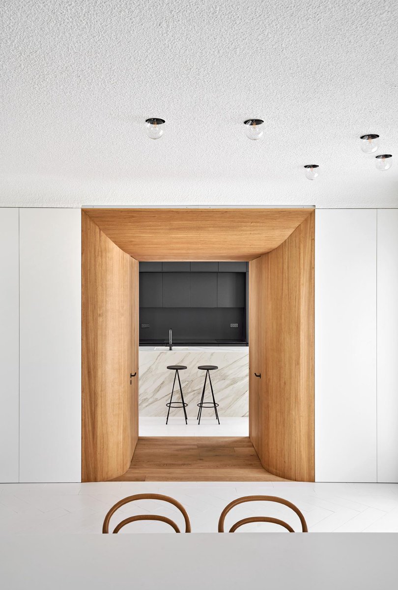 Cuarto Bocel apartment renovation,
Chamberí, Madrid.
Design by Estudio Gonzalo del Val
and Toni Gelabert Arquitectes.
Photography by José Hevia.

Four spaces interconnected by curved, timber lined openings.

#interior #interiors #interiordesign #interiorarchitecture