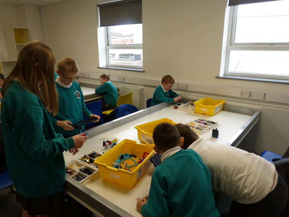 Children and staff from Alexandra Primary School were the latest to get to enjoy the facilities at the STEM lab based in Ysgol Clywedog! Read more 👉 orlo.uk/cKmk5