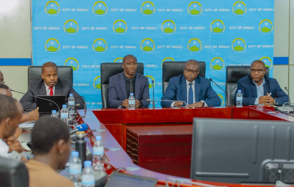 CityofKigali's tweet photo. Mu kiganiro n'Abanyamakuru kuri politiki nshya yo gutwara abantu mu Gihugu, Umuyobozi w'Umujyi wa #Kigali @dusengiyumvas yagaragaje ko ubu mu Mujyi wa Kigali hari ibigo 14 n'abantu 4 ku giti cyabo batsindiye gutwara abantu mu buryo bwa rusange, bikazarushaho kwihutisha serivisi. https://t.co/ml21iFXHEU