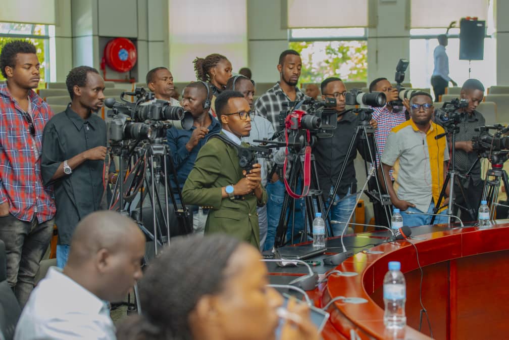 CityofKigali's tweet photo. Mu kiganiro n'Abanyamakuru kuri politiki nshya yo gutwara abantu mu Gihugu, Umuyobozi w'Umujyi wa #Kigali @dusengiyumvas yagaragaje ko ubu mu Mujyi wa Kigali hari ibigo 14 n'abantu 4 ku giti cyabo batsindiye gutwara abantu mu buryo bwa rusange, bikazarushaho kwihutisha serivisi. https://t.co/ml21iFXHEU