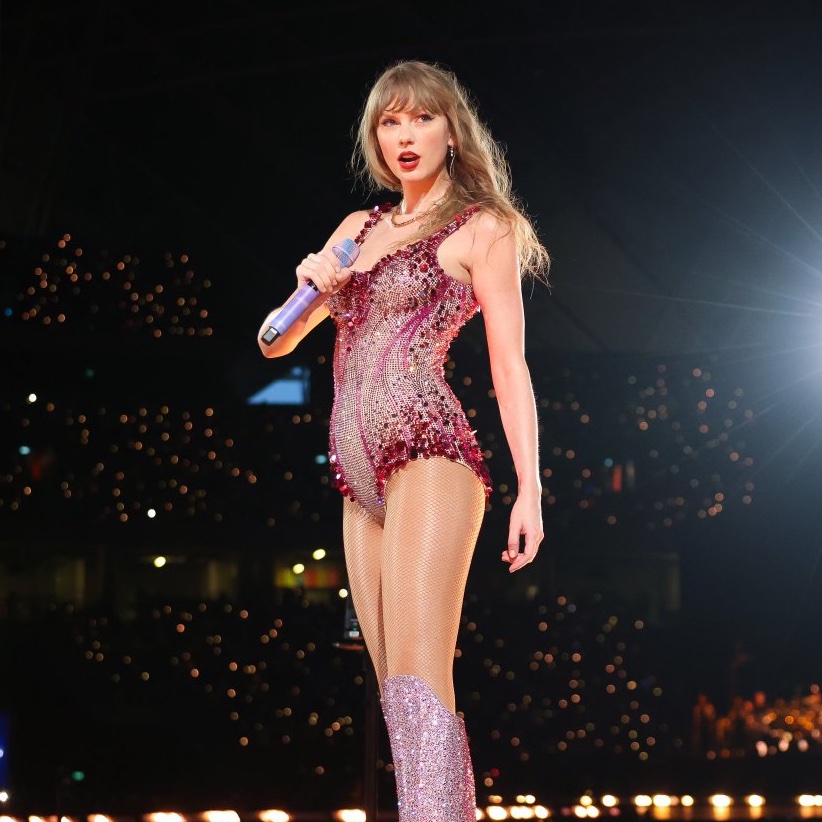 swiftpage13's tweet photo. 🇸🇬@taylorswift13's "Cruel Summer" RE-PEAKED at #1 on Singapore Single Chart this week.

It spend 4 weeks on Singapore Single Chart #1 position.

Now she occupied 21spots on the top25 of the chart. https://t.co/zeVQqCKrHB