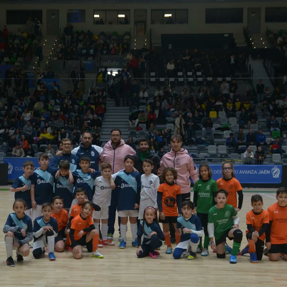AMIGOSFS1's tweet photo. El pasado Domingo nuestro equipo Benjamín tuvo la oportunidad de disputar un pequeño partido en el Palacio de deportes Olivo Arena en el descanso del partido de 2División B que enfrentaba a CD Avanza FS VS Jaén Paraiso Interior B. https://t.co/xXeAFDVZXT