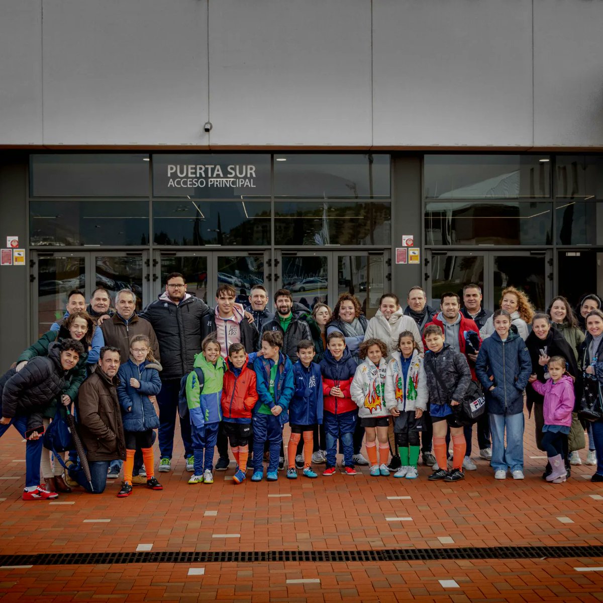 AMIGOSFS1's tweet photo. El pasado Domingo nuestro equipo Benjamín tuvo la oportunidad de disputar un pequeño partido en el Palacio de deportes Olivo Arena en el descanso del partido de 2División B que enfrentaba a CD Avanza FS VS Jaén Paraiso Interior B. https://t.co/xXeAFDVZXT