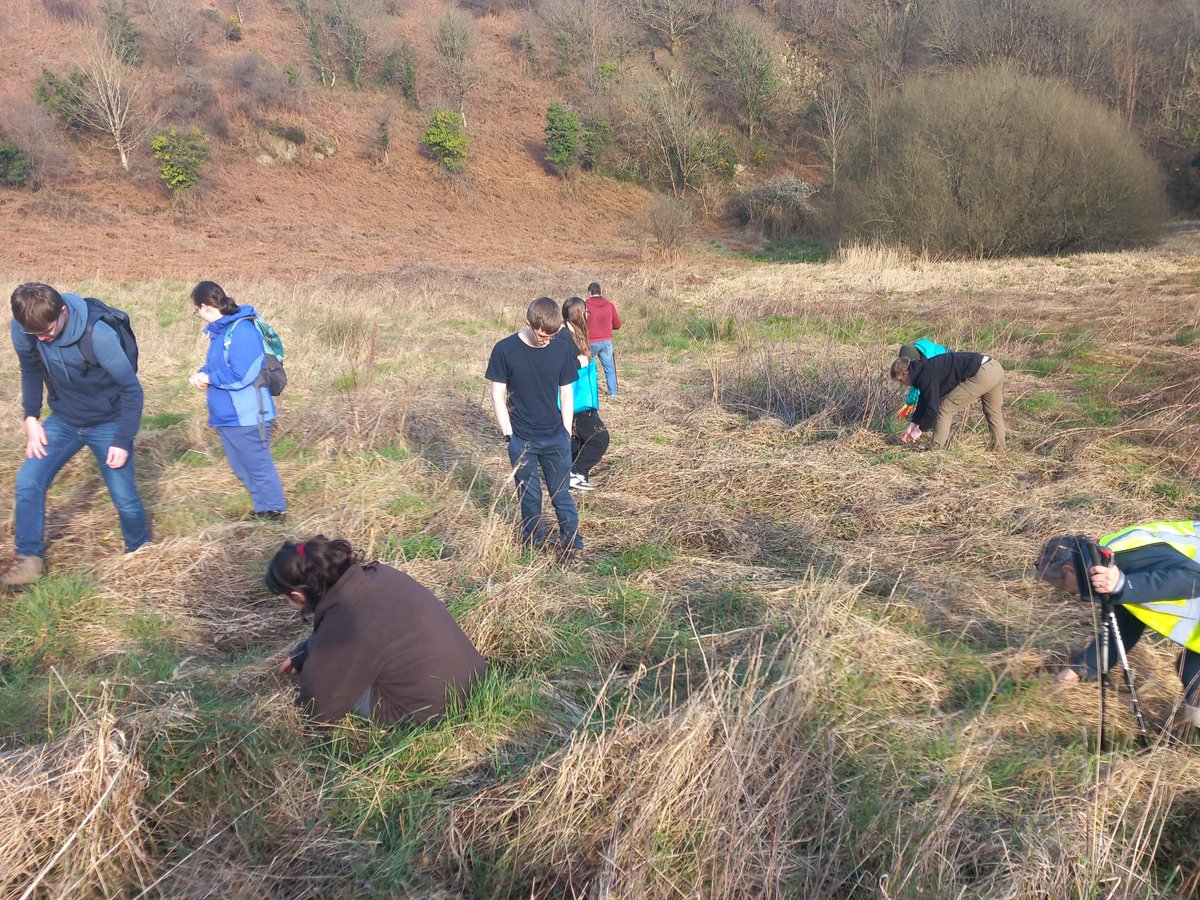 afonydd's tweet photo. A great training workshop last week with our volunteers, learning how to identify small mammals from their field signs. @Bangorstudents 

A big thank you to Gareth Pritchard for running the workshop. https://t.co/tE3gsLtDji