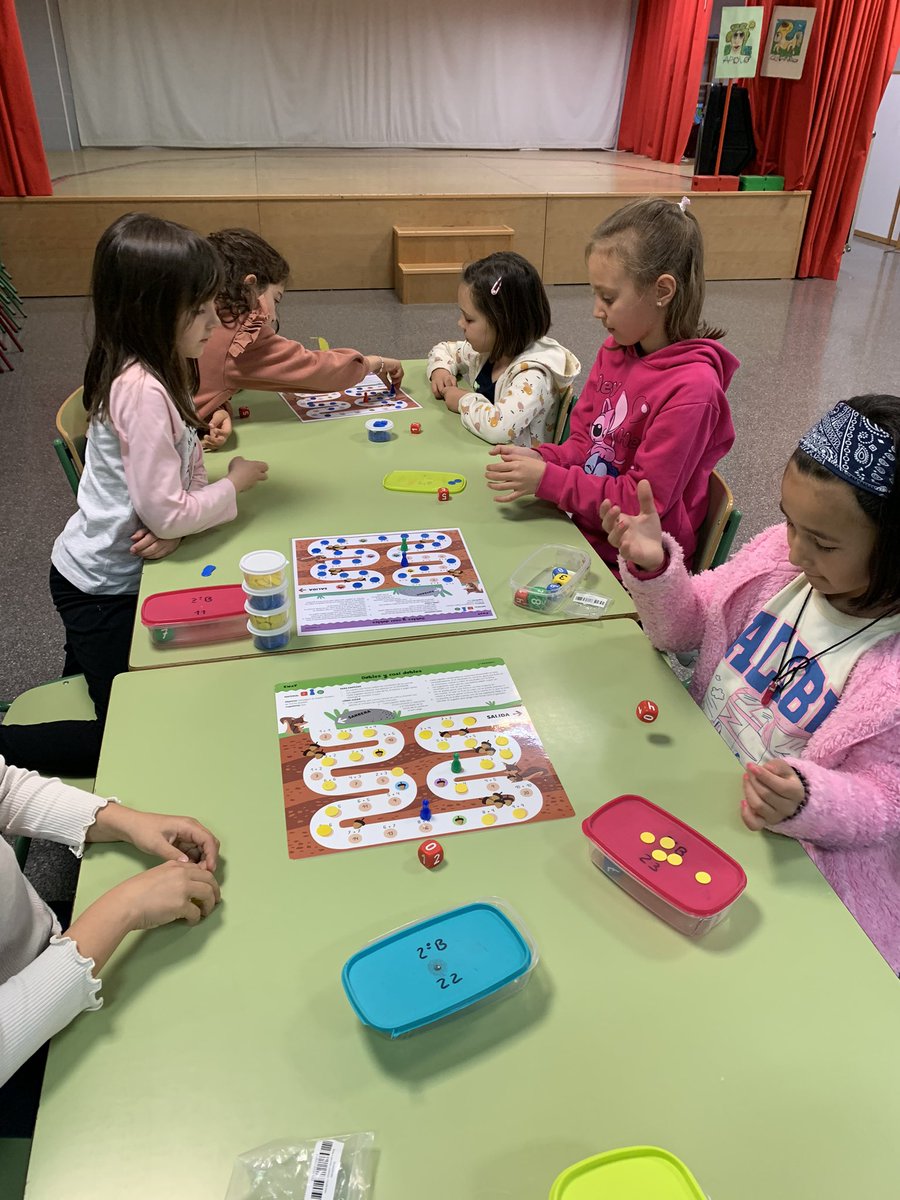 Jugando con las  bellotas de nuestras amigas las ardillas de Emat aprendemos los doble y casi dobles. Súper diver!!!👏🏻👏🏻👏🏻