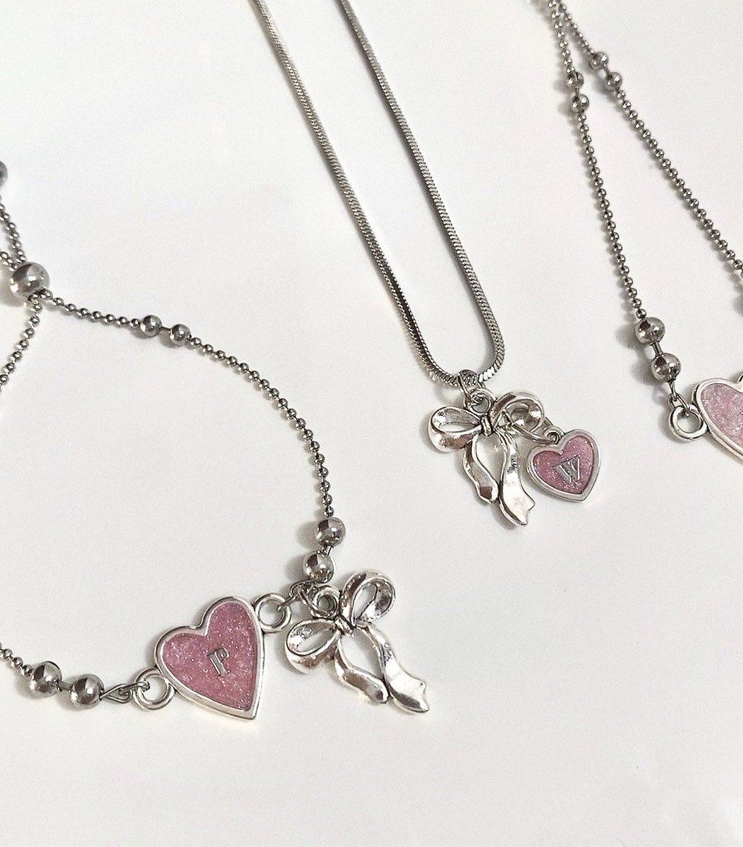 c0quetteuu's tweet photo. 𝘀𝗵𝗼𝗽𝗲𝗲 𝗳𝗶𝗻𝗱𝘀! matching bracelet with friends 

a thread https://t.co/FV1U6cnRti