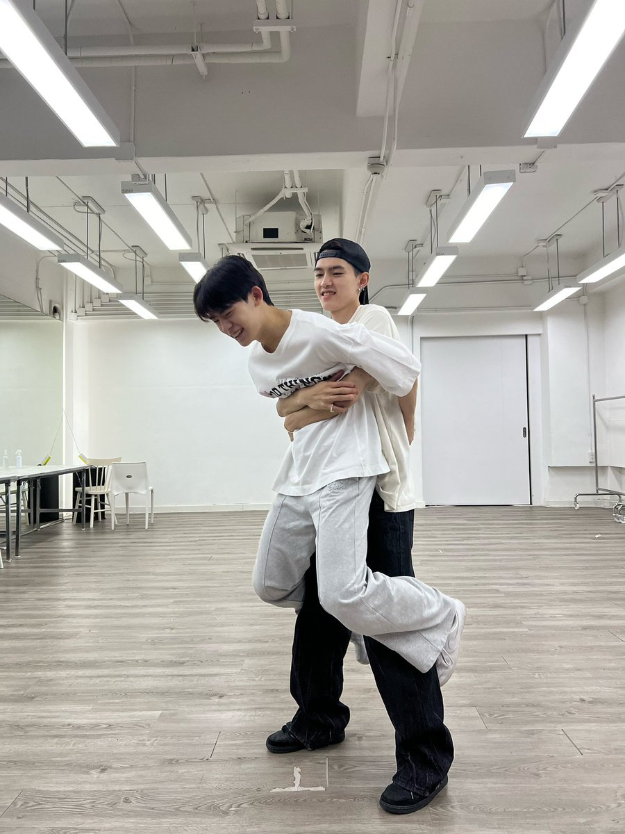 porsuppakarn's tweet photo. Ver.2020                      Ver.2023 https://t.co/lXahLsRVnS