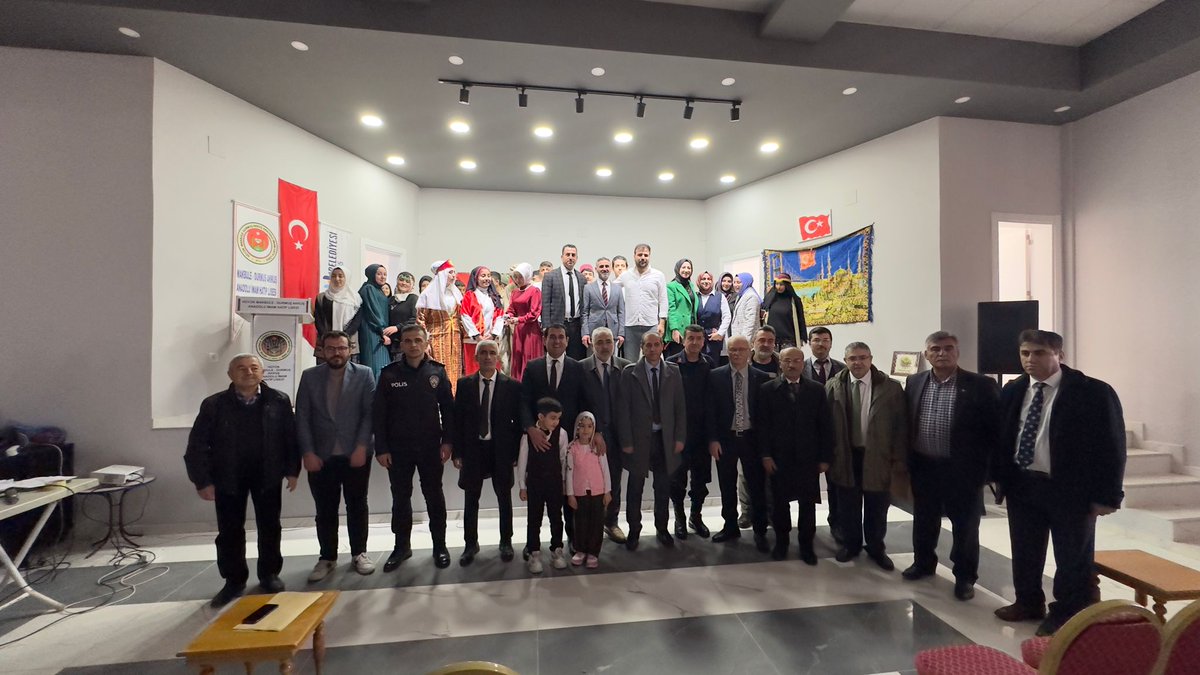 huyukbld's tweet photo. Hüyük Belediyesi Kültür Etkinlikleri Salonunda düzenlenen Törenle bağımsızlığımızın sembolü İSTİKLAL MARŞI nın kabulünün 103. yılı kutlandı. 
İstiklal Marşı okuma yarışmalarında dereceye girenlere ödülleri verildi. @mcigdem42 https://t.co/hGZCcS2rQp