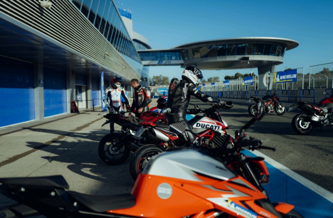 circuitodejerez's tweet photo. Encantados de recibir esta semana a #michelinmotorcycle que ponen a prueba tanto en pista como en carretera, sus neumáticos para 🏍️Michelin Power 6, Michelin Power GP2 y Michelin Anakee Road. Les deseamos que disfruten del circuito y de los paisajes de nuestra provincia😉 https://t.co/ge0oNh5gkW