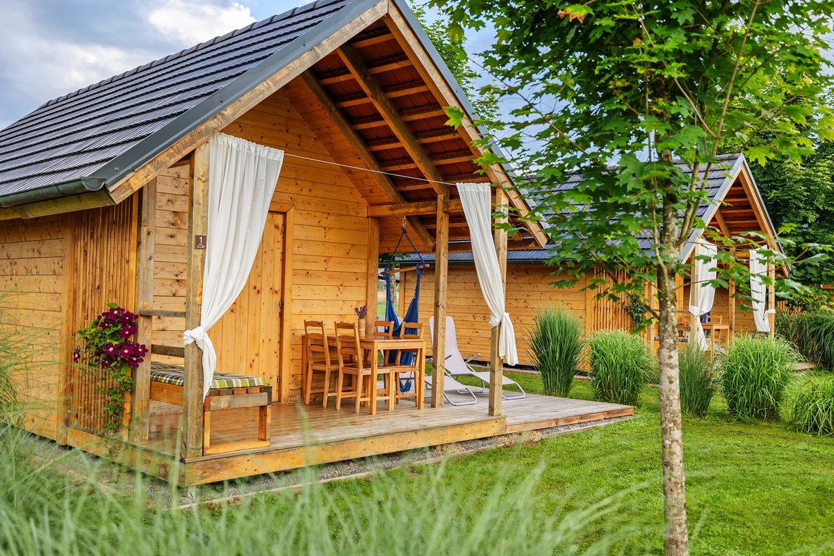 Avtokampi's tweet image. Če se išče mirna lokacija v Beli krajini, potem bo #Kolpa Resort prava izbira. Do sedaj samo kot glamping, od konca aprila pa tudi s ponudbo urejenih kamping parcel. Več &amp;gt; avtokampi.si/kampi/glamping… 🤩👍

@KolpaResort 
@belakrajinaBK  
@SloveniaInfo