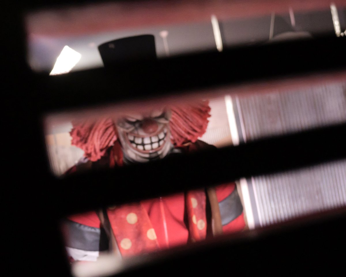 世界初イマーシブ・テーマパーク🚪✨／ 「ヤバイ…ハンターが来る