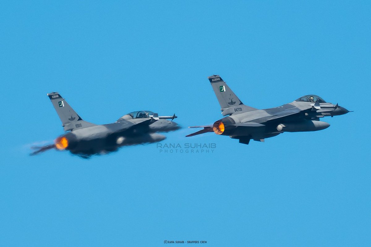 Aggressors break
.
.
#paf #PakistanAirForce #23march #pakistanday #pakistanarmy #sherdils #f16 #aviation #airshow #ranasuhaib #SnappersCrew