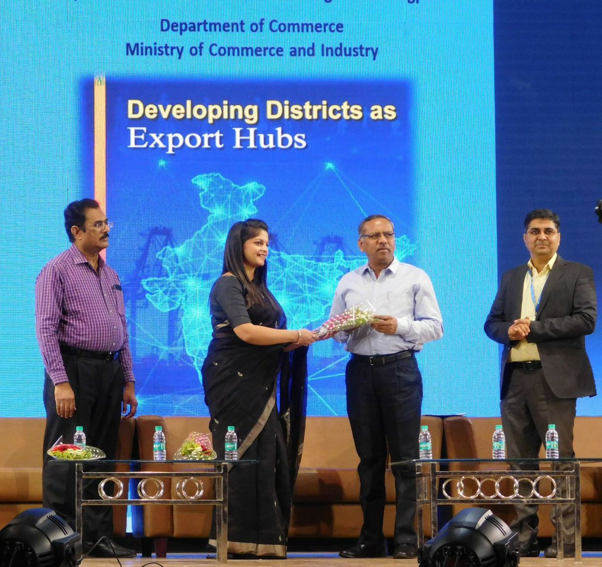 airnews_nagpur's tweet photo. @dgftindia @DGFT_RA_Nagpur @DoC_GoI @CimGOI @DEH_DGFT @epchindia याप्रसंगी आदिवासी विकास विभागाचे अतिरिक्त आयुक्त #रविंद्र_ठाकरे, @DGFT_RA_Nagpur चे अतिरिक्त महासंचालक #डॉ_वी_श्रमण अतिरिक्त महासंचालिका @d_snehal06 उपस्थित होते.

@DoC_GoI l @DEH_DGFT l @CimGOI l @epchindia l #Nagpur l #Maharashtra https://t.co/8oS7EJgyox
