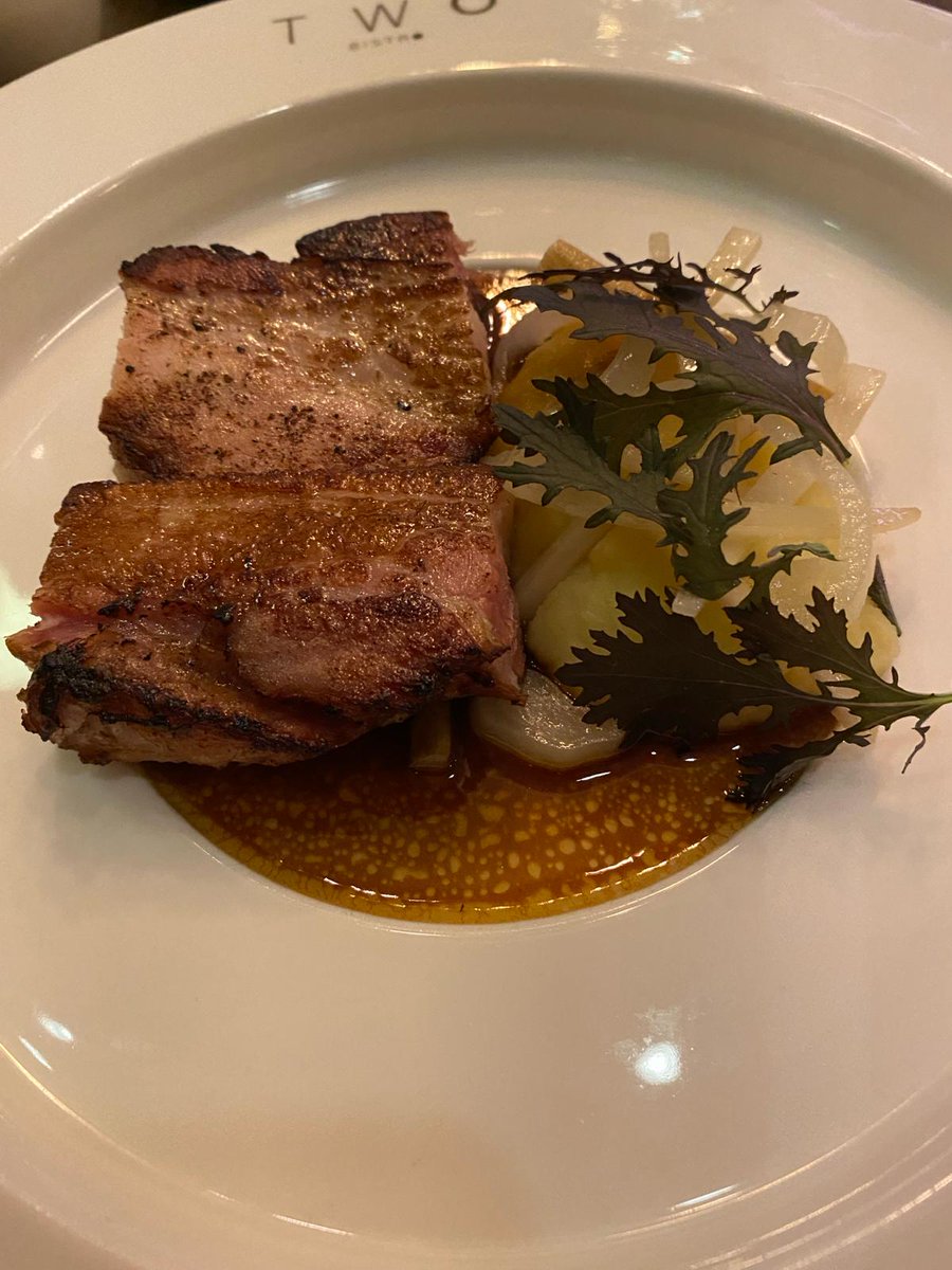 MICHELINgidsBNL's tweet image. Licht geschroeide roodbaars om te beginnen, Livar buikspek als hoofdgerecht en eindigen met een coupe gecondenseerd melkroomijs. Wat is #BistroTWO me een geweldige #BibGourmand. 

#Roermond