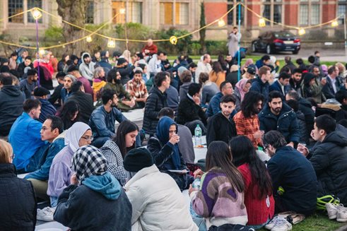 As Ramadan begins, second year Med student Salimah, blogs about everything you need to know about #Ramadan plus how to get involved on campus. The Islamic Society also hosts the annual Community Iftar - open to all! 🗓️ Fri 15 March 🕒 3-9pm Find out more intranet.birmingham.ac.uk/student/news/p…