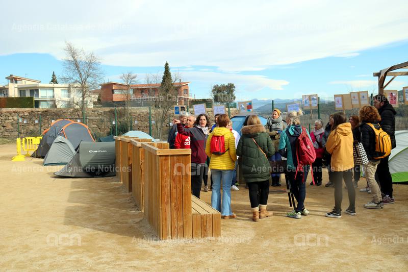 ACNcatcentral's tweet photo. Una trentena de persones dormen a l'Institut de Navàs per exigir el nou edifici: "Estem farts de paraules, volem fets". Les famílies volen "un compromís per escrit" del Govern i asseguren que la protesta és indefinida. 

https://t.co/xXbK51gu0i https://t.co/iMFHfHvcjK