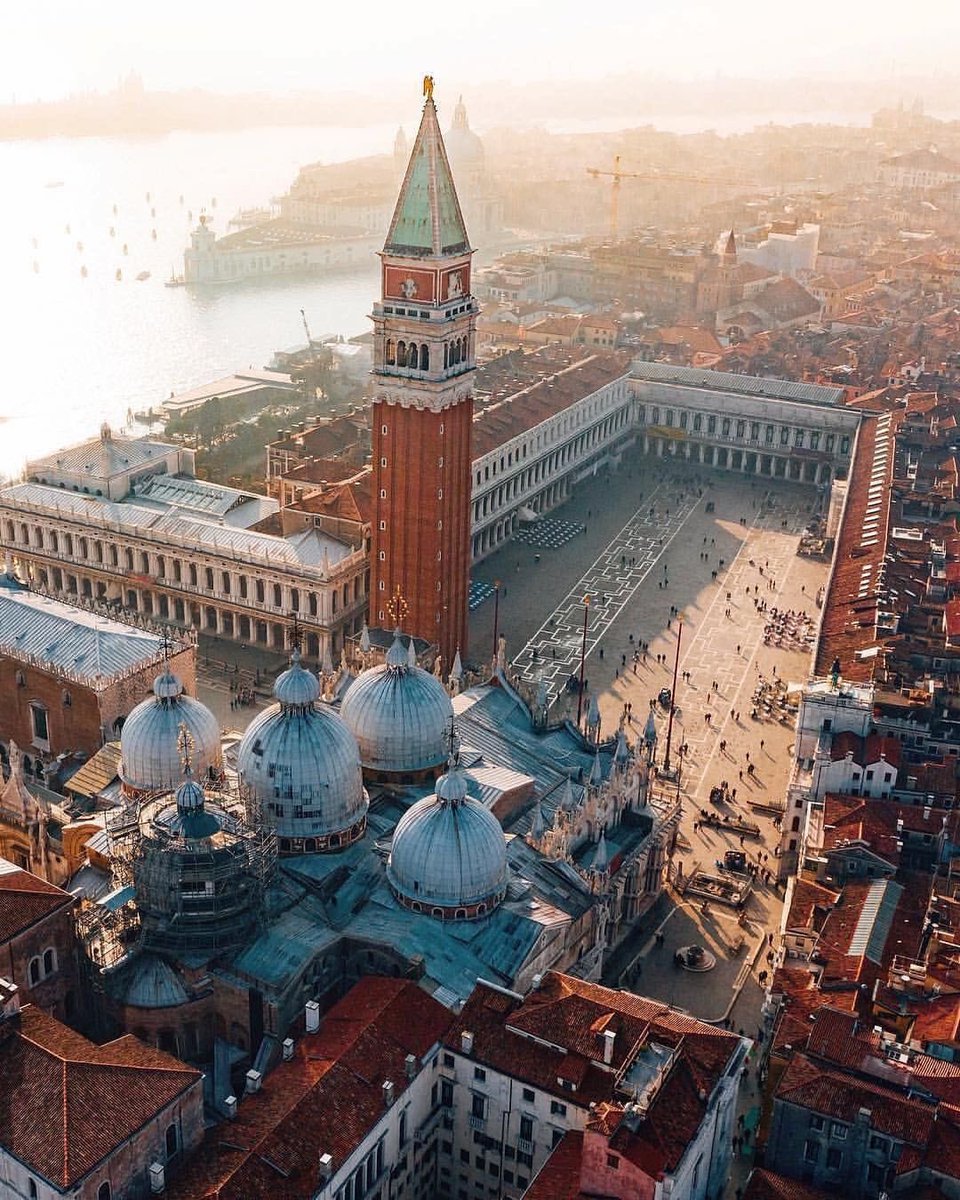 @teatrolafenice @elenaritalaselv @GerberArancio @paoloigna1 @PasqualeTotaro @AlessandroForn6 @Dayafter2012 @comunevenezia @LuigiBrugnaro @dannunziosays #Buongiorno ☀️🍃 @teatrolafenice 🌷🎶 “La bellezza non è che il disvelamento di una tenebra caduta e della luce che ne è venuta fuori”. Merini🖌️ Venezia🌷sempre bella, col buio e con la luce… @RosannaAvella @CarmelaCusmai @redne2013 @Rebeka80721106 @DavLucia @nicolettadec