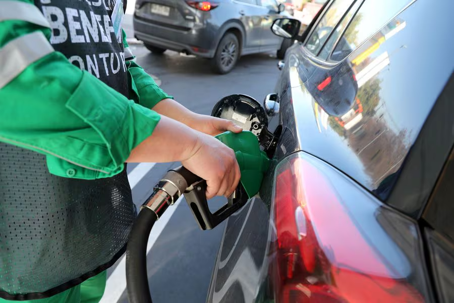 latercera's tweet photo. 📈@pulso_tw | Bencinas subirían $60 en un mes y gasolina de 93 octanos llegaría a nuevo máximo de $1.340 por litro
https://t.co/U5JqtSFvQj https://t.co/5XU3dxGXUb