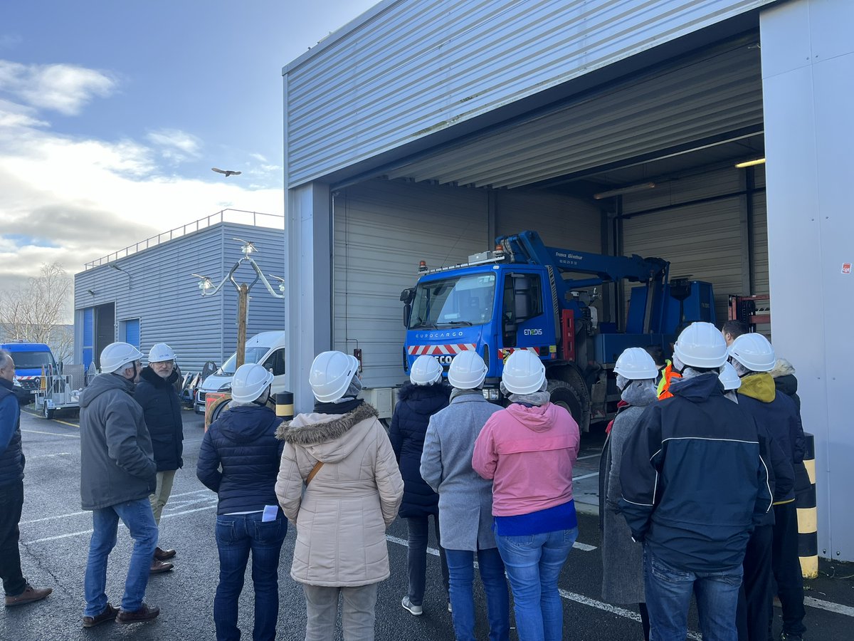 enedis_pdl's tweet photo. Une visite #MadeInAngers placée sous le signe de la #TransitionEcologique ! Plus de 4⃣0⃣ personnes ont exploré l'agence interventions de #Beaucouzé pour découvrir les métiers techniques d’@Enedis, observer un survol de drone au-dessus des lignes 20 000V et visiter un poste source https://t.co/VQw9Ozn4QX