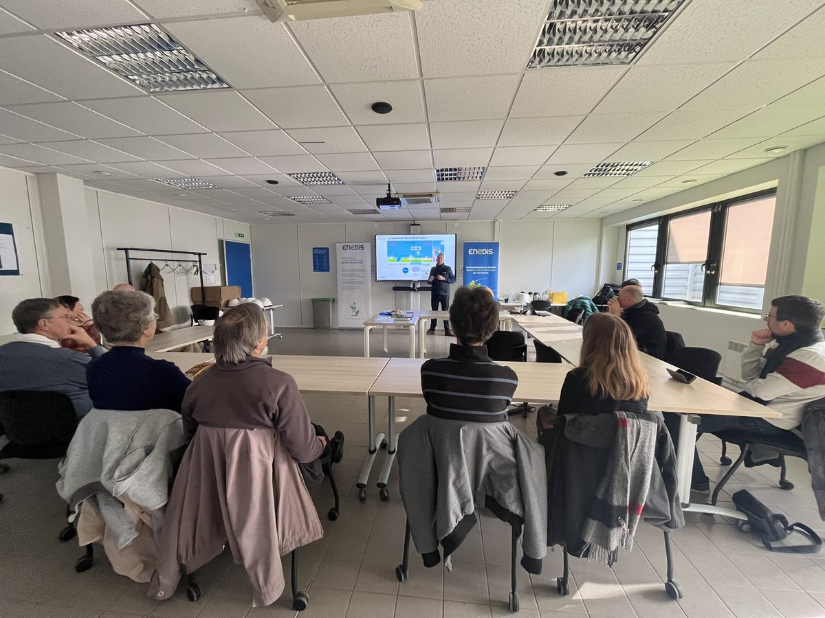 enedis_pdl's tweet photo. Une visite #MadeInAngers placée sous le signe de la #TransitionEcologique ! Plus de 4⃣0⃣ personnes ont exploré l'agence interventions de #Beaucouzé pour découvrir les métiers techniques d’@Enedis, observer un survol de drone au-dessus des lignes 20 000V et visiter un poste source https://t.co/VQw9Ozn4QX