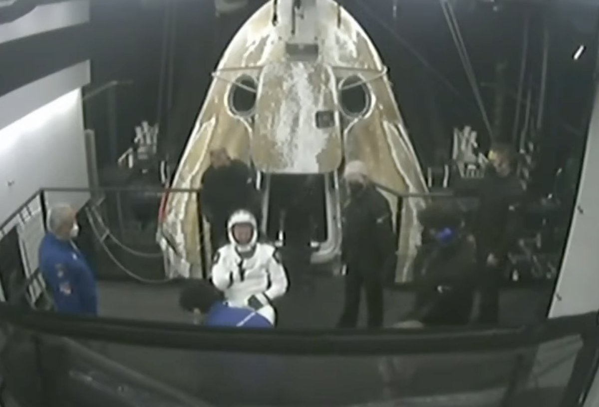 And here he is! 👨‍🚀 @Astro_Andreas has exited the Dragon Endurance 👨‍🚀