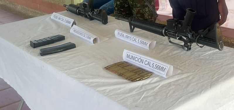 Anoche tres niños (uno de 15 años y dos niñas de 17) se fugaron de las disidencias del frente 46 de las Farc, en Arauca. Los menores buscaron al <a href="/COL_EJERCITO/">Ejército Nacional de Colombia</a> y se entregaron con dos fusiles. Con esas armas los obligan a hacer largas marchas que no soportaban. Los amenazaron de