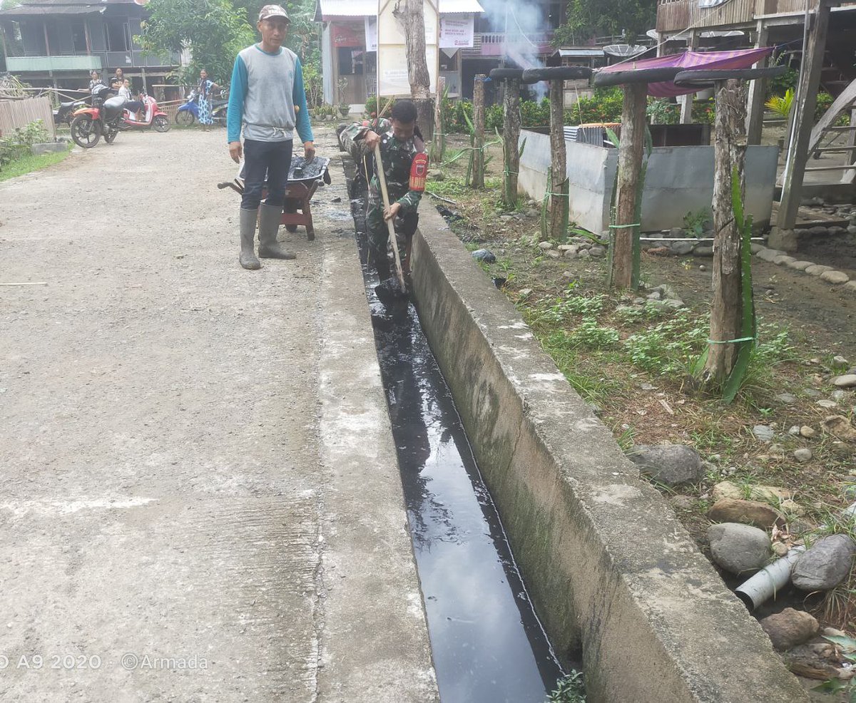 Salah satu wujud nyata TNI dengan Rakyat dalam upaya menciptakan lingkungan bersih Koramil 04/Liliriaja Kodim 1423/Soppeng melaksanakan kegiatan Karya Bakti pembersihan saluran air dan pembersihan sampah serta membabat Rumput di sekitar kiri kanan jalan Selasa (12/03/2024).