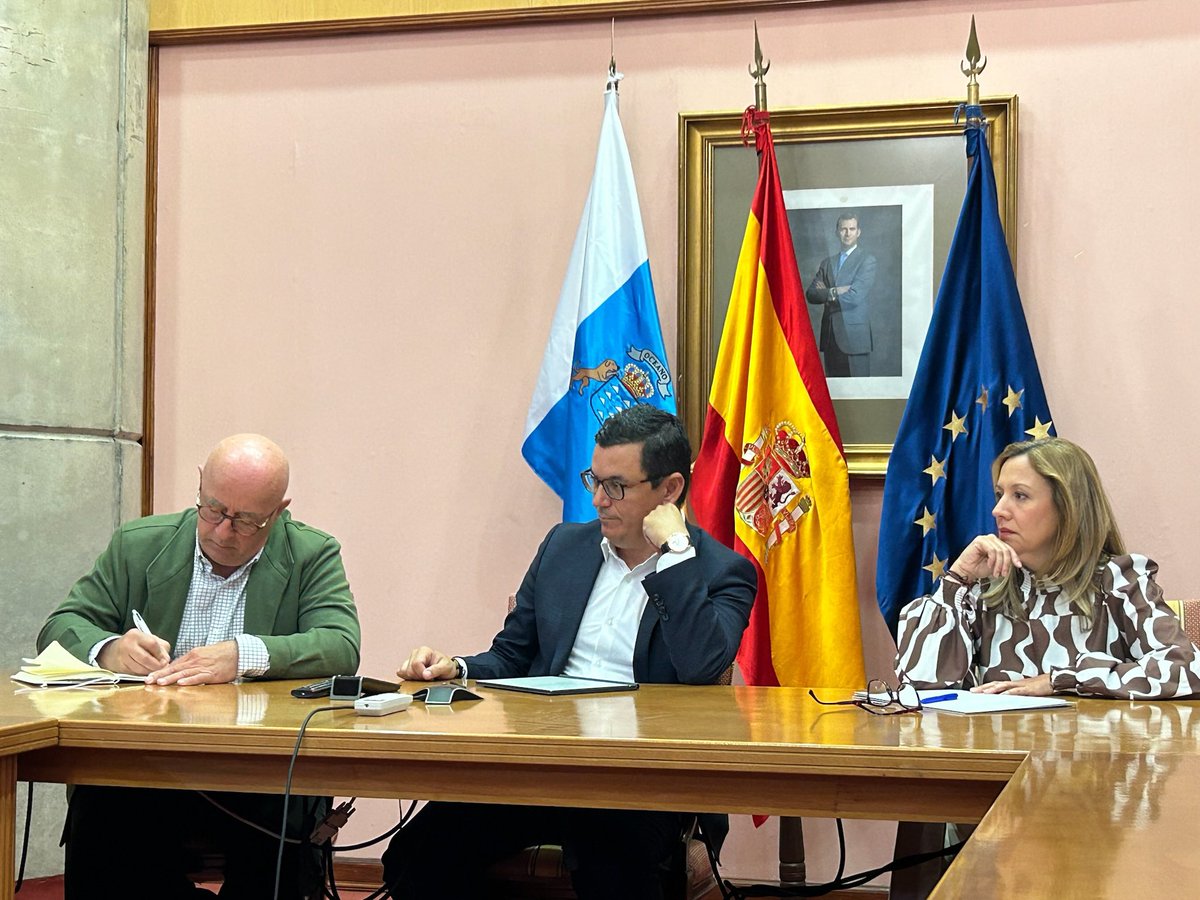 📸 El consejero de <a href="/obras_GobCan/">Obras Públicas GobCan</a>, <a href="/PabloRodriguezV/">Pablo Rodríguez Valido</a>, mantienen una reunión con <a href="/PortsSCTenerife/">Puertos de Tenerife / Ports of Tenerife</a>, <a href="/CabildoTenerife/">Cabildo de Tenerife</a> y los cabildos de las islas verdes.