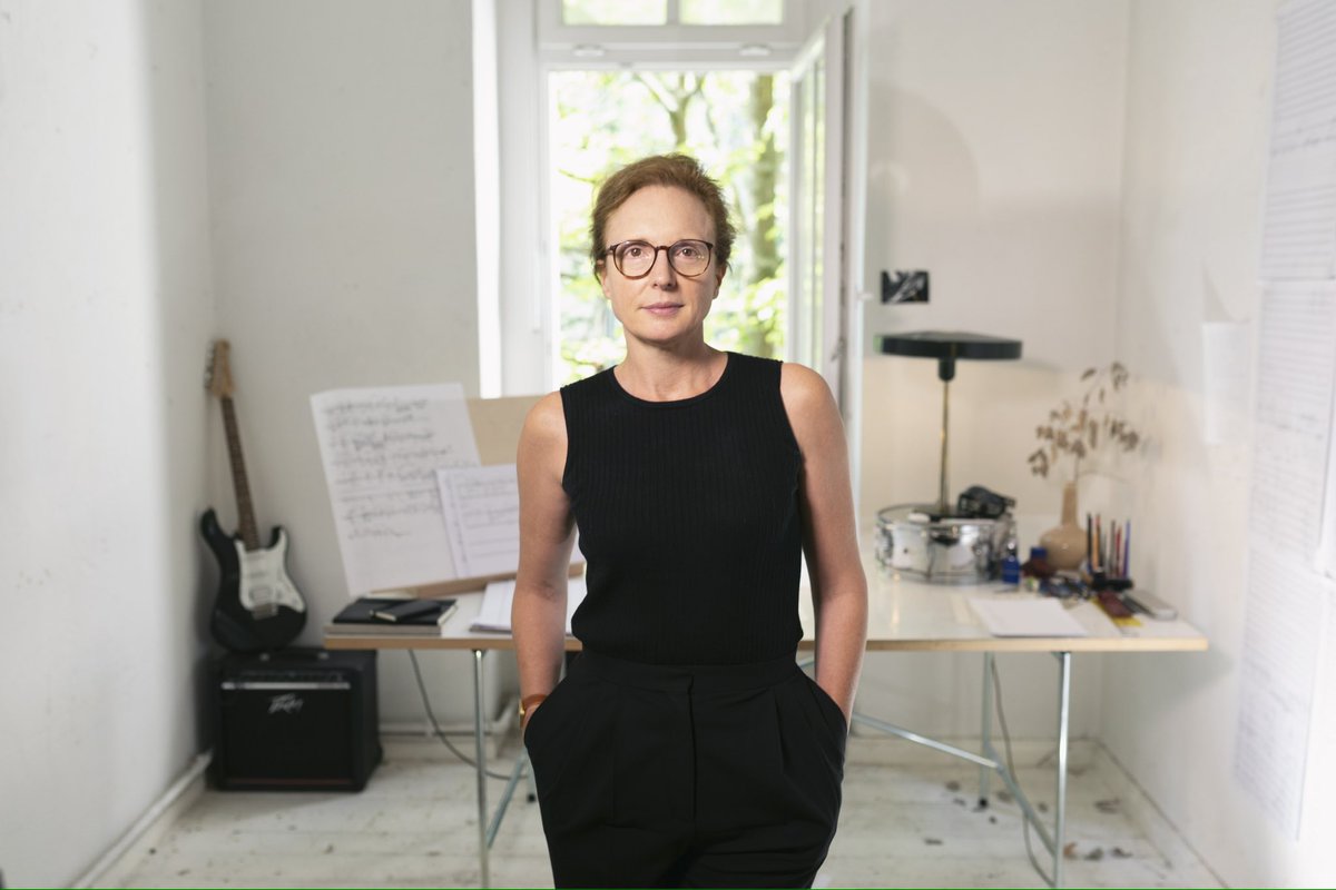 la_Biennale's tweet photo. È tempo di Leoni per la #BiennaleMusica2024 #MusicaAssoluta (26 settembre > 11 ottobre)! Fra le più riconosciute compositrici del nostro tempo, la creatrice di mondi sonori #RebeccaSaunders è Leone d’Oro alla carriera. Il Leone d’Argento va all’#EnsembleModern, la storica compagine tedesca che da quarant’anni percorre le strade dell’avanguardia europea e americana → https://t.co/LD8JqsJVKo