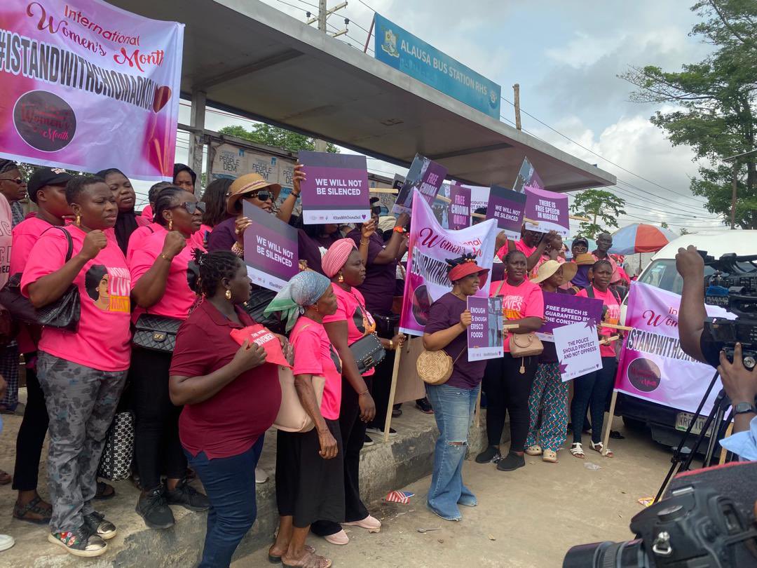 General_Oluchi's tweet photo. And it begins!

Nigerians march for Chioma Okoli today in Lagos State! They also stopped in front of Erisco Foods office.

If you are still wondering if anyone knows what’s happening offline, there goes your answer! 

#FreeChiomaOkoliNOW #IStandWithChiomaOkoli https://t.co/ATRA3aZzat