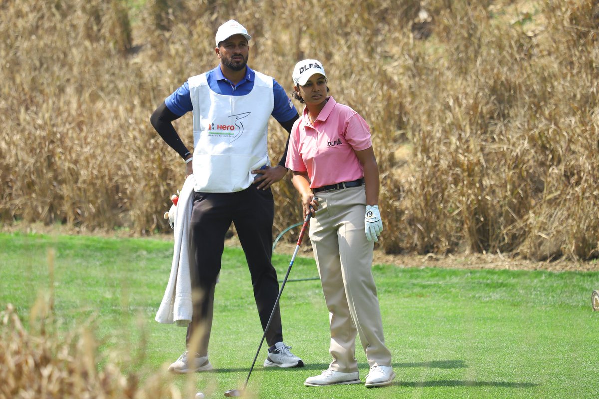 #HeroWomensProGolfTour #ScoreUpdate Hitashee Bakshi leads by 8 shots after the opening round of the 6th leg. She combined 2 eagles, 5 birdies and a bogey at the DLF Golf and Country Club for a 8-under 64 and equalled the ladies course record #WGAI #IndianGolf @HeroMotoCorp