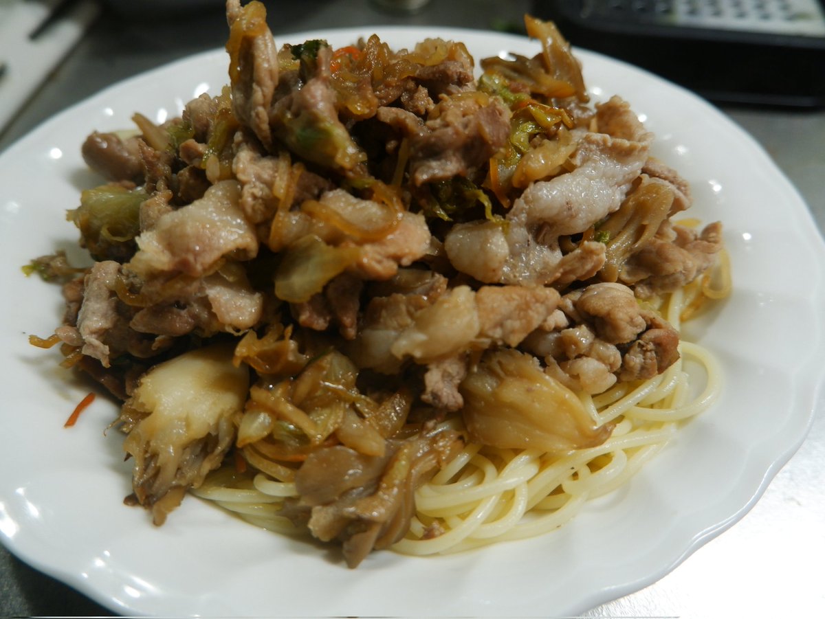 Fujifilmdaisuki's tweet photo. 優しさに包まれたので鋭気を養うためにいっぱいごはん食べる(冷蔵庫にあった割引カットサラダと豚こまの適当あえパスタ)
#xa7 https://t.co/YGZzKTCtee
