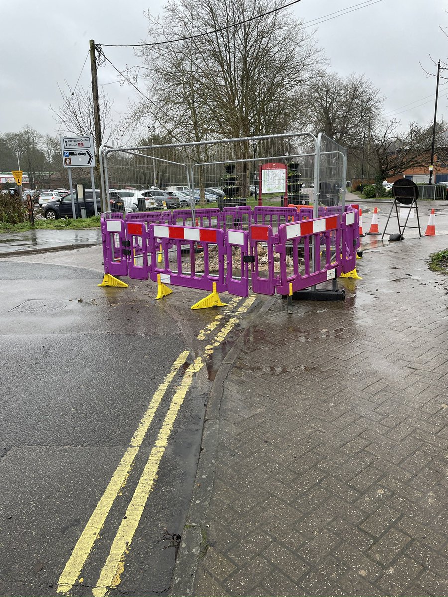 If anyone is wondering why Sudbury Town is gridlocked this is the reason.
Roadworks at the junction to the Kingfisher &amp; Waitrose with 3 way traffic lights 🙄🙄