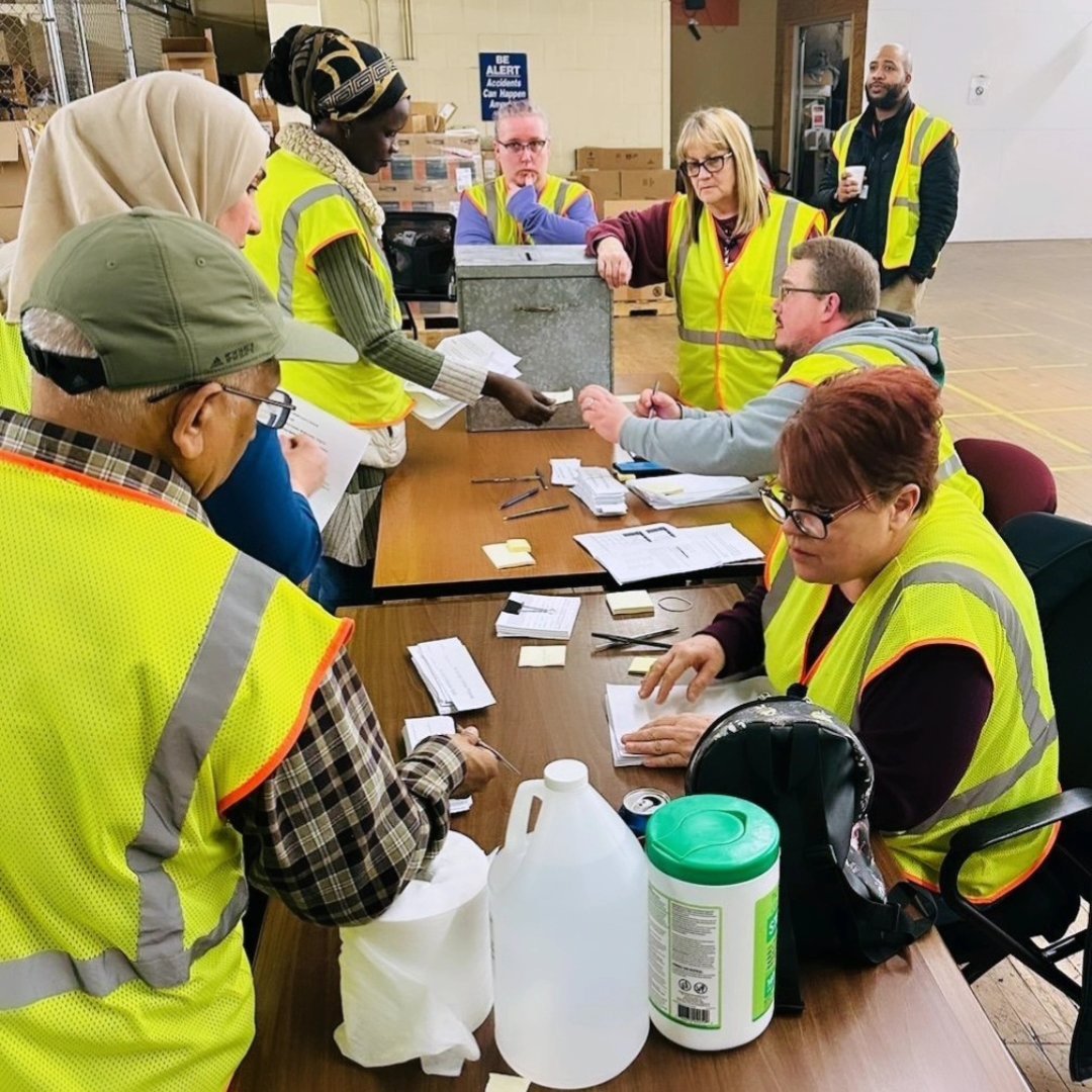 WorkersUnitedMA's tweet photo. Our mighty Local 4
members at Marshall's Distribution Center
in Bridgewater, VA, recently voted overwhelmingly to ratify a new union contract! 

#wumarjb #wumarjbmembers #wunomatterwhat #unionsforall #unionstrong #1u https://t.co/1EatP1jISD