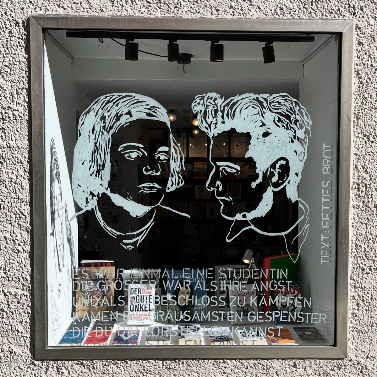 Sie waren Kinder unserer Stadt, sie wurden am 22. Februar 1943 von den Nazis ermordet. Der Gründer unserer #Buchhandlung, Ernst Bauer, gehörte zu ihrem Kreis. Lest über Hans und Sophie Scholl. #niewiederistjetzt #ulm <a href="/ulm_donau/">Stadt Ulm</a>