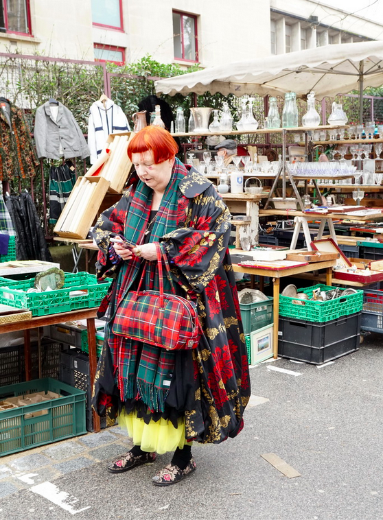 chiffonniere's tweet photo. Comme à chaque #FashionWeek Lynn Yaeger était #pucesdevanvesparis #brocantes #puces #Paris #brocanteurs #brocanteuses #pucesdevanves
Elle se prend un tombereau d'injures USA pour avoir "osé" critiquer Melanie Trump Mais NOUS on l'aime ! @histoiresdemode @revue_Apparence https://t.co/HmIZ53c1u9