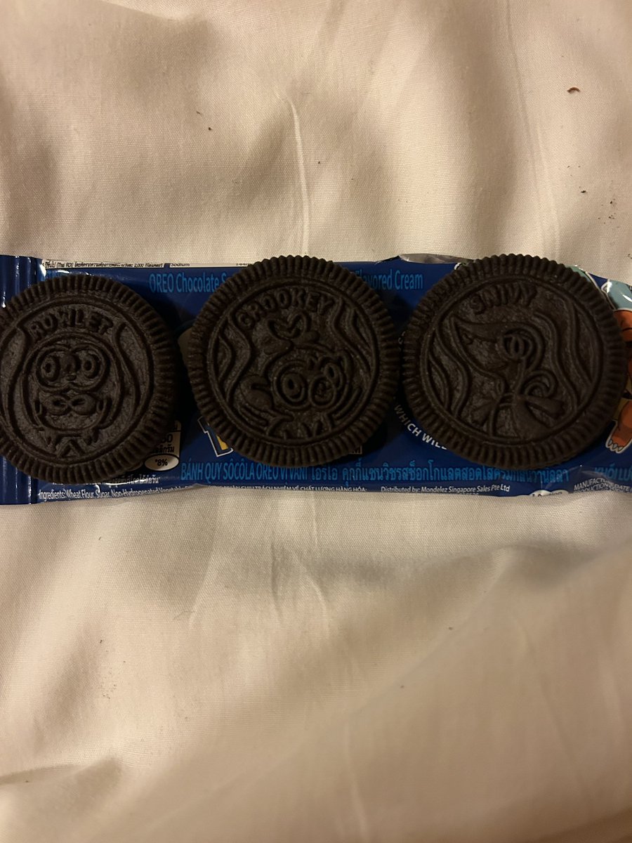 Singapore had Pokemon Oreo’s so of course I had to buy them 

Even got a Rowlet for <a href="/ThatNerdMert/">Mert</a> 

He was delicious btw 🤤