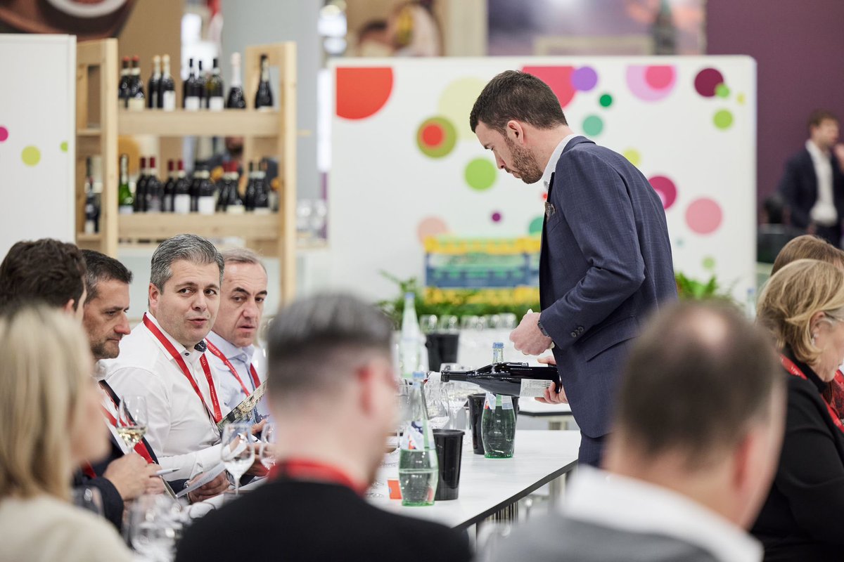 📍 Düsseldorf 🇩🇪
🍷 I #vini italiani protagonisti a #ProWein2024, uno dei principali appuntamenti internazionali dedicati al mondo di vini e distillati. 
Con 1.198 espositori l'Italia 🇮🇹 si conferma il Paese con la rappresentanza più nutrita.

🗣️ Il Presidente di #ICE