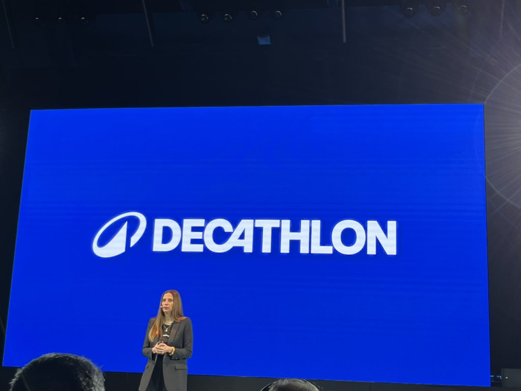 LSAconsommation's tweet photo. Céline Del Genes, chief customer officier de @Decathlon présente le nouveau logo de la marque. https://t.co/FuwyURW3f4