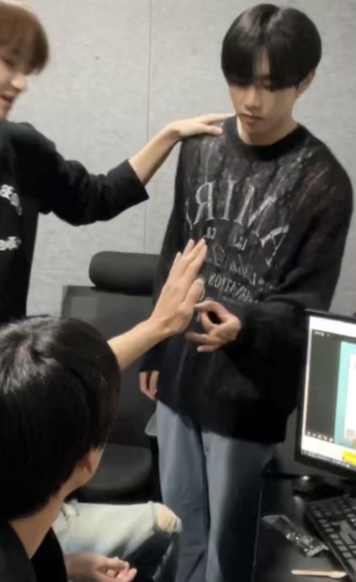 gttsan's tweet photo. the hand size difference  https://t.co/qIVP8XrC81