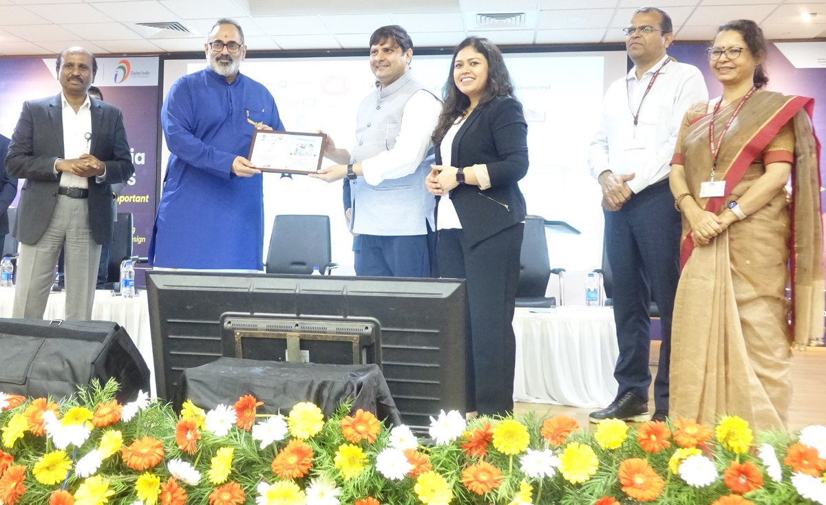 GoI_MeitY's tweet photo. Under the visionary leadership of Hon'ble PM @narendramodi, the development of a 5000KW full propulsion system for Electric Locomotives was today announced by MoS @Rajeev_GoI.
#NaMPET #MakeinIndia @RailMinIndia @GoI_MeitY @Electronics_GoI @cdacindia https://t.co/vZNfaTVWuS