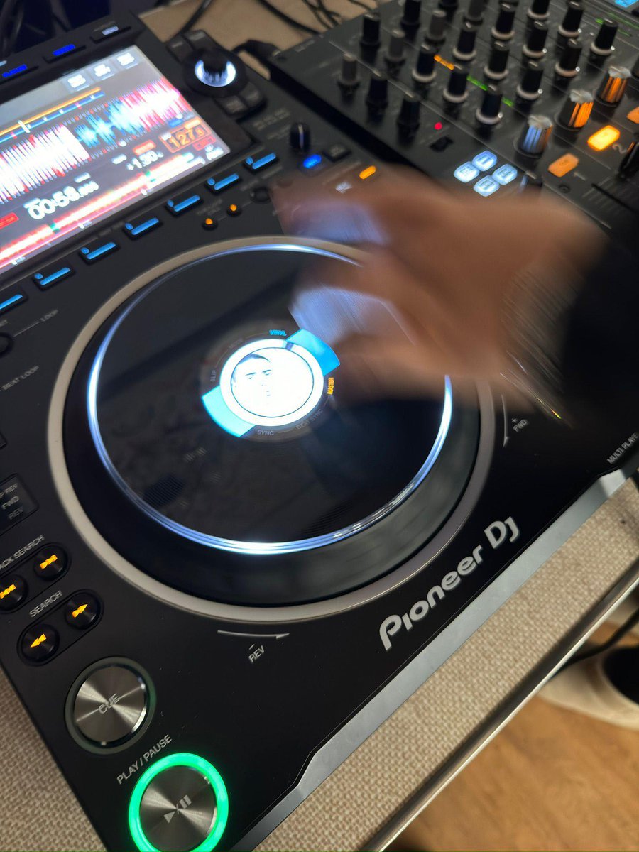 Female DJ’s in the making 🎛️🎵 Nothing beats a night DJing, & our session in Stockport alongside partners @pureinsight1628 definitely hit the right notes with all the young women who joined us for a night of spinning the decks. Thanks to funders @FindelEducation 🙌