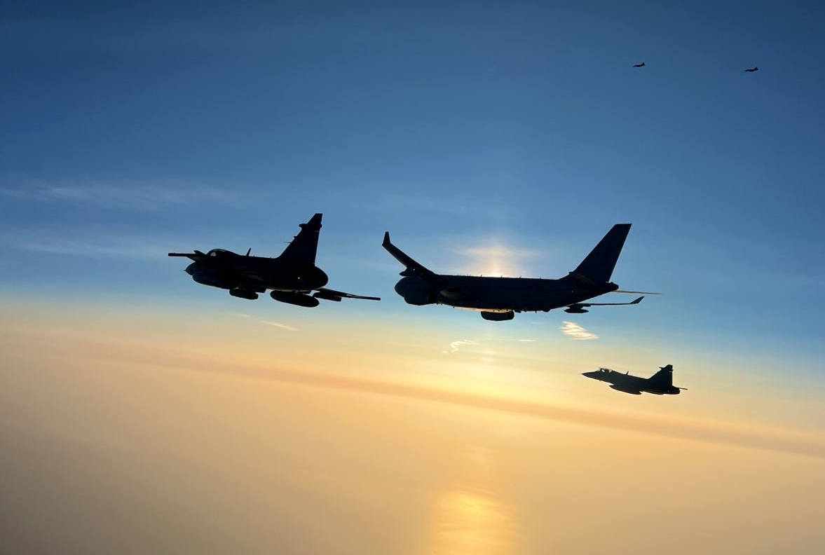Royal Air Force (@royalairforce) on Twitter photo Welcome to <a href="/NATO/">NATO</a> Sweden! 🇸🇪
A Voyager from <a href="/RAFBrizeNorton/">RAF Brize Norton</a>, operating from <a href="/RAFLossiemouth/">RAF Lossiemouth</a>, successfully refuelled Swedish Gripen fighters on Exercise Nordic Response, part of Exercise Steadfast Defender.
<a href="/Forsvarsmakten/">Försvarsmakten</a> #StrongerTogether
More 🔗 ow.ly/YKgY50QR0ZE Welcome to <a href="/NATO/">NATO</a> Sweden! 🇸🇪
A Voyager from <a href="/RAFBrizeNorton/">RAF Brize Norton</a>, operating from <a href="/RAFLossiemouth/">RAF Lossiemouth</a>, successfully refuelled Swedish Gripen fighters on Exercise Nordic Response, part of Exercise Steadfast Defender.
<a href="/Forsvarsmakten/">Försvarsmakten</a> #StrongerTogether
More 🔗 ow.ly/YKgY50QR0ZE
