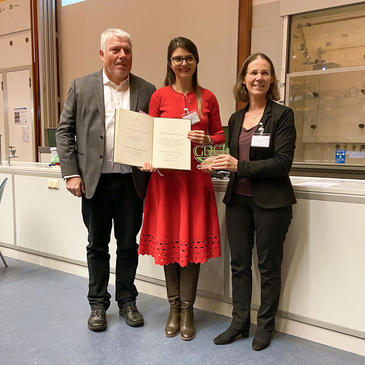 🏆The last prize, which was awarded yesterday at #CDT2024, went to Corina Andronescu (red) @AndronescuLab @unidue. Stefanie Dehnen presented her with the Carl Duisberg Memorial Prize for her pioneering work on #electrocatalytic reactions for #EnergyConversion using