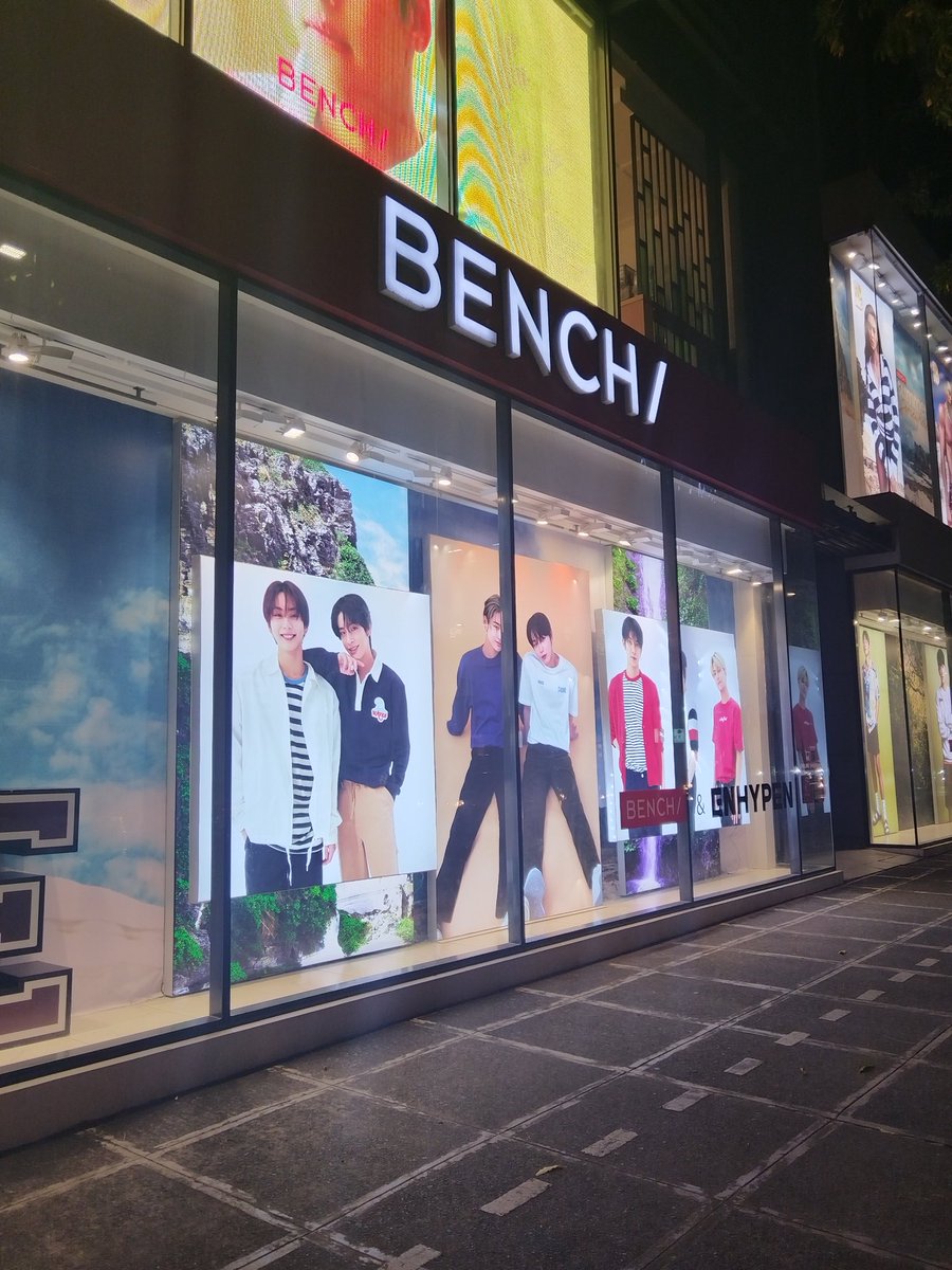 new bench poster of <a href="/ENHYPEN_members/">ENHYPEN</a> at bonifacio high street! 🤍
