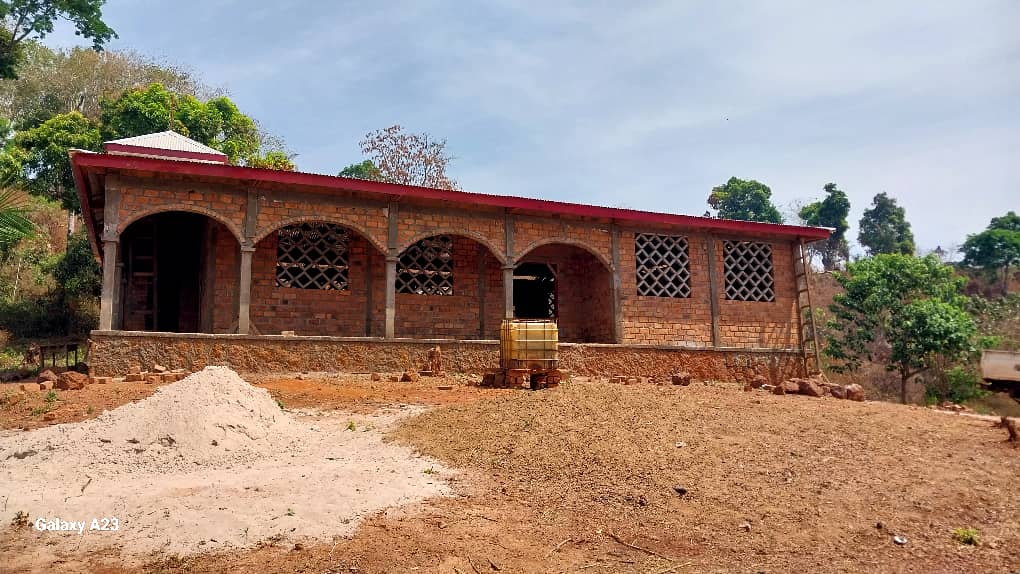 La construcción de la Iglesia de la Esperanza en el barrio de Maliko, en Bangassou (República Centroafricana), que financia nuestra Hermandad, continúa a buen ritmo. 

El templo es fruto de la colaboración de nuestra Hermandad con la <a href="/FBangassou/">Fundacion Bangassou</a> y con monseñor Juan José Aguirre.